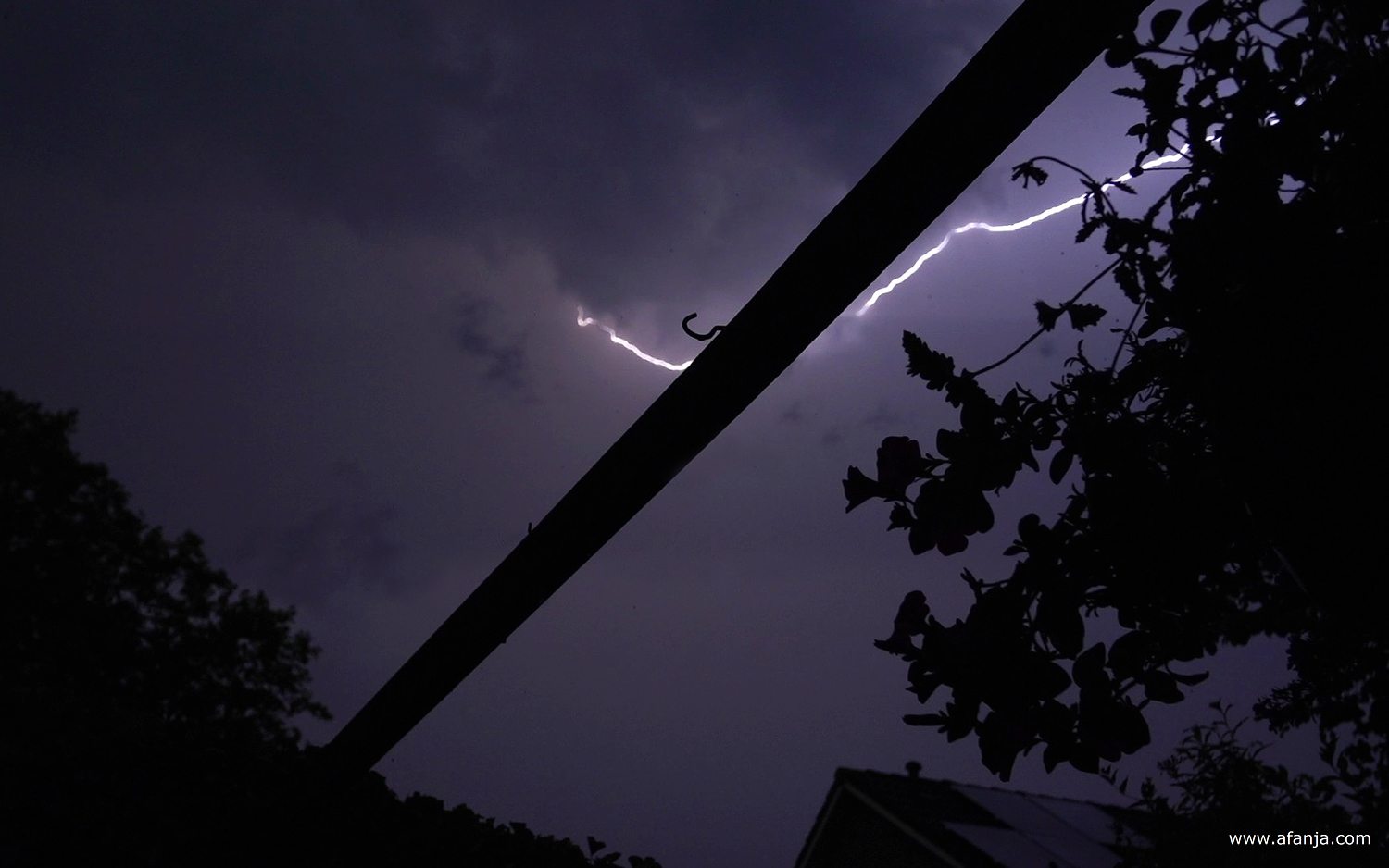 het onweer houdt geruime tijd aan met vooral veel wolk-wolk ontladingen